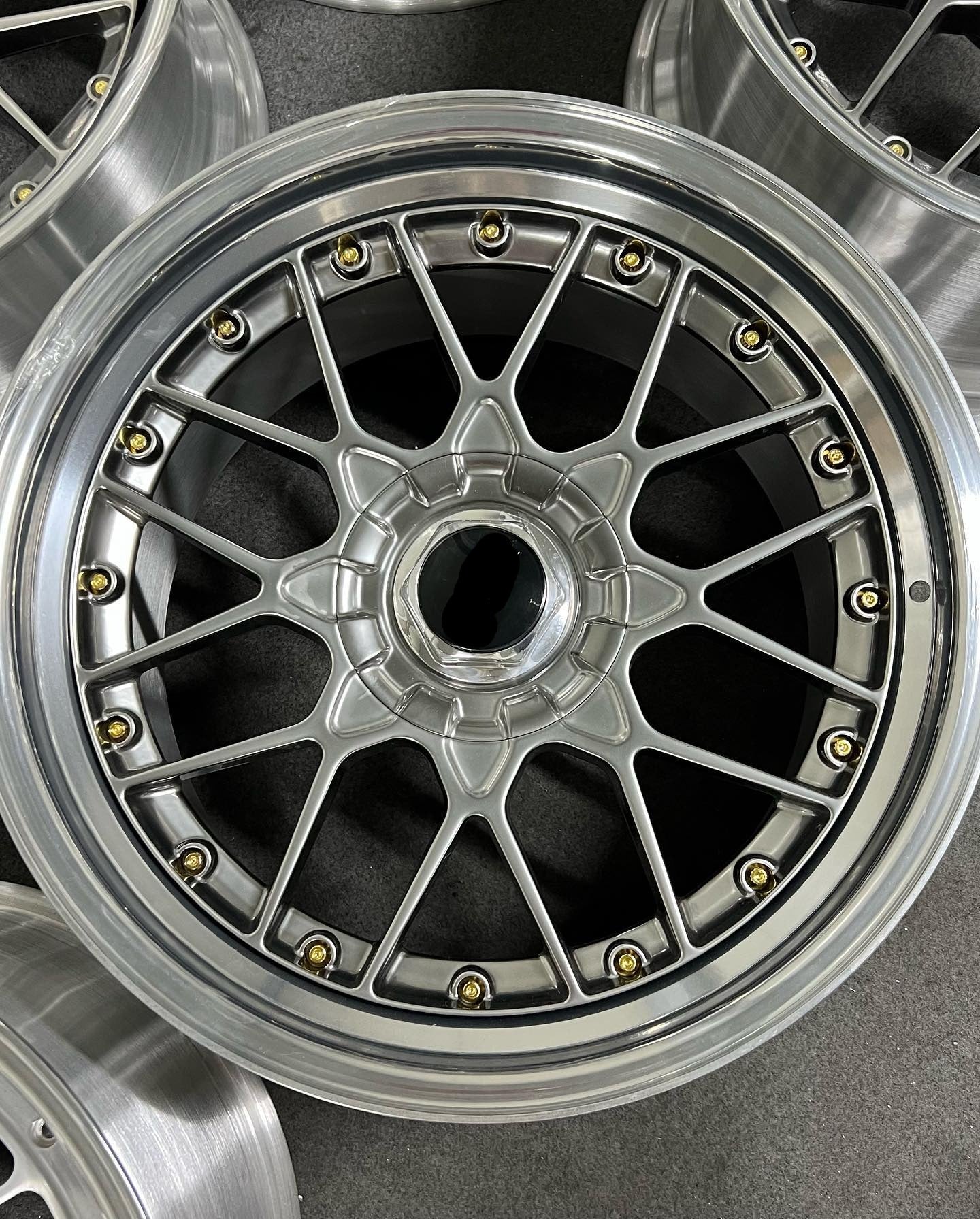 عجلات مزورة مكونة من 3 قطع لسيارة أودي A6 C8