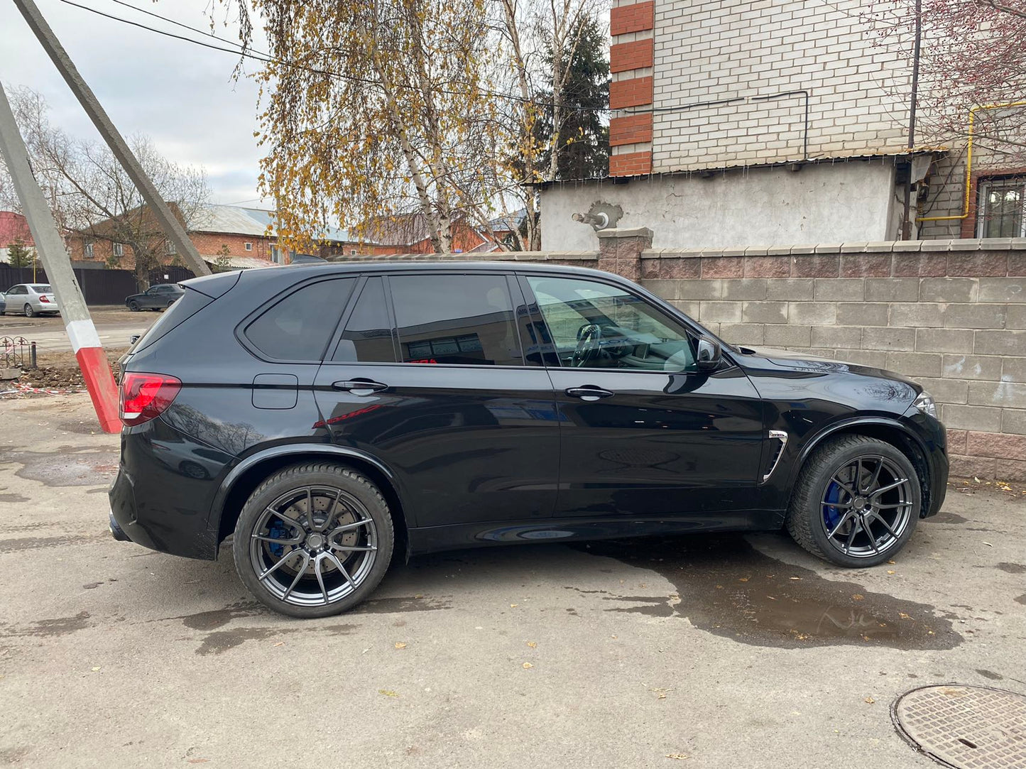 We produced premium quality forged wheels rims for BMW X5M F85 Our wheels sizes: Front 21 x 10.5 ET 21 Rear 22 x 11.5 ET 28 Finishing: Forged wheels can be produced in any wheel specs by your inquiries and we can provide our specs