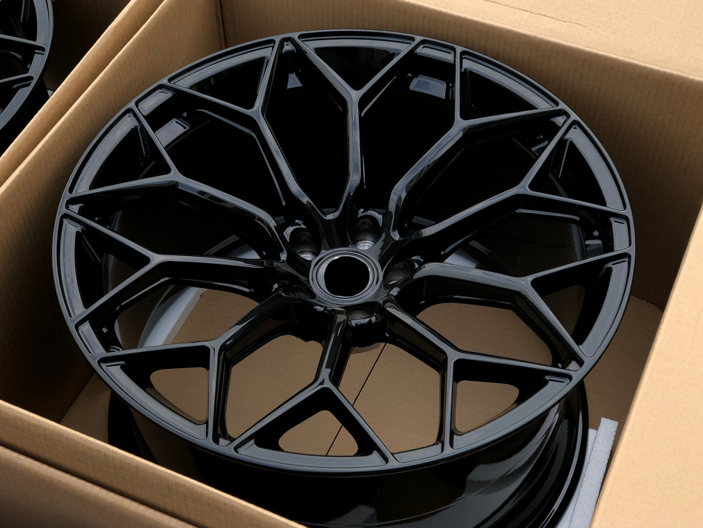 We produced premium quality forged wheels rims for LAMBORGHINI HURACAN Our wheels sizes: Front 20 x 9 ET 30 Rear 21 x 12 ET 32 Finishing: Glossy Black Forged wheels can be produced in any wheel specs by your inquiries and we can provide our specs