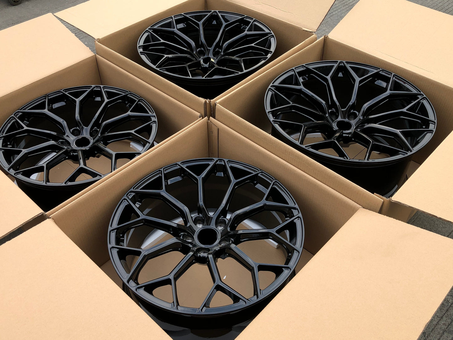 We produced premium quality forged wheels rims for LAMBORGHINI HURACAN Our wheels sizes: Front 20 x 9 ET 30 Rear 21 x 12 ET 32 Finishing: Glossy Black Forged wheels can be produced in any wheel specs by your inquiries and we can provide our specs