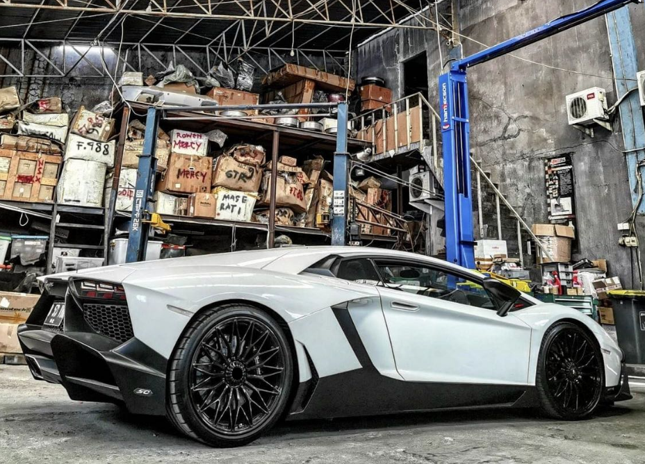 We produced premium quality forged wheels rims for LAMBORGHINI AVENTADOR Our wheels sizes: Front 20 x 9 ET 32.2 Rear 21 x 13 ET 66.7 Finishing: Glossy Black Forged wheels can be produced in any wheel specs by your inquiries and we can provide our specs