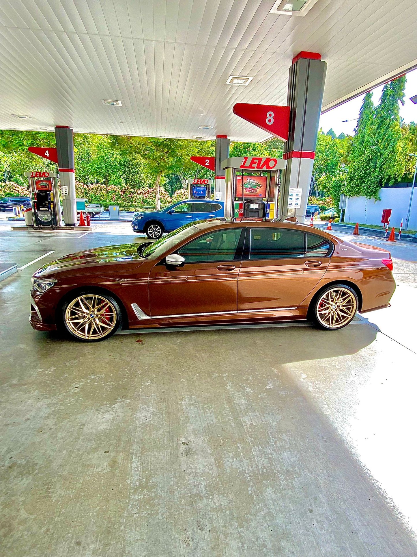 We produced premium quality forged wheels rims for BMW 7 SERIES G12 Our wheels sizes: Front 21 x 9 ET 25 Rear 21 x 10.5 ET 35 Finishing: Frozen Gold Forged wheels can be produced in any wheel specs by your inquiries and we can provide our specs