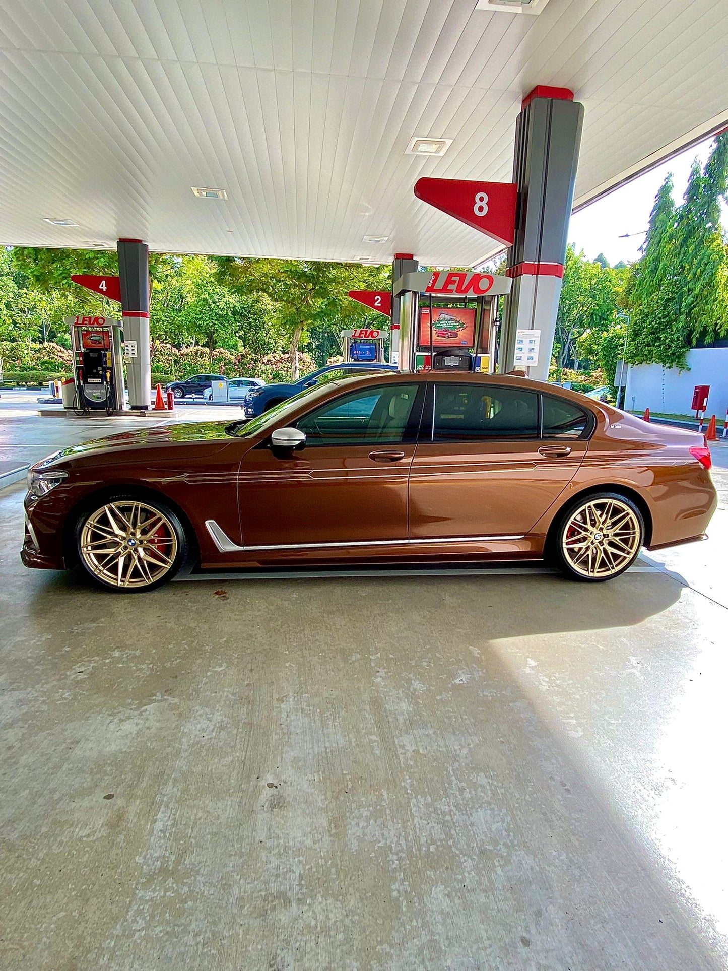 We produced premium quality forged wheels rims for BMW 7 SERIES G12 Our wheels sizes: Front 21 x 9 ET 25 Rear 21 x 10.5 ET 35 Finishing: Frozen Gold Forged wheels can be produced in any wheel specs by your inquiries and we can provide our specs