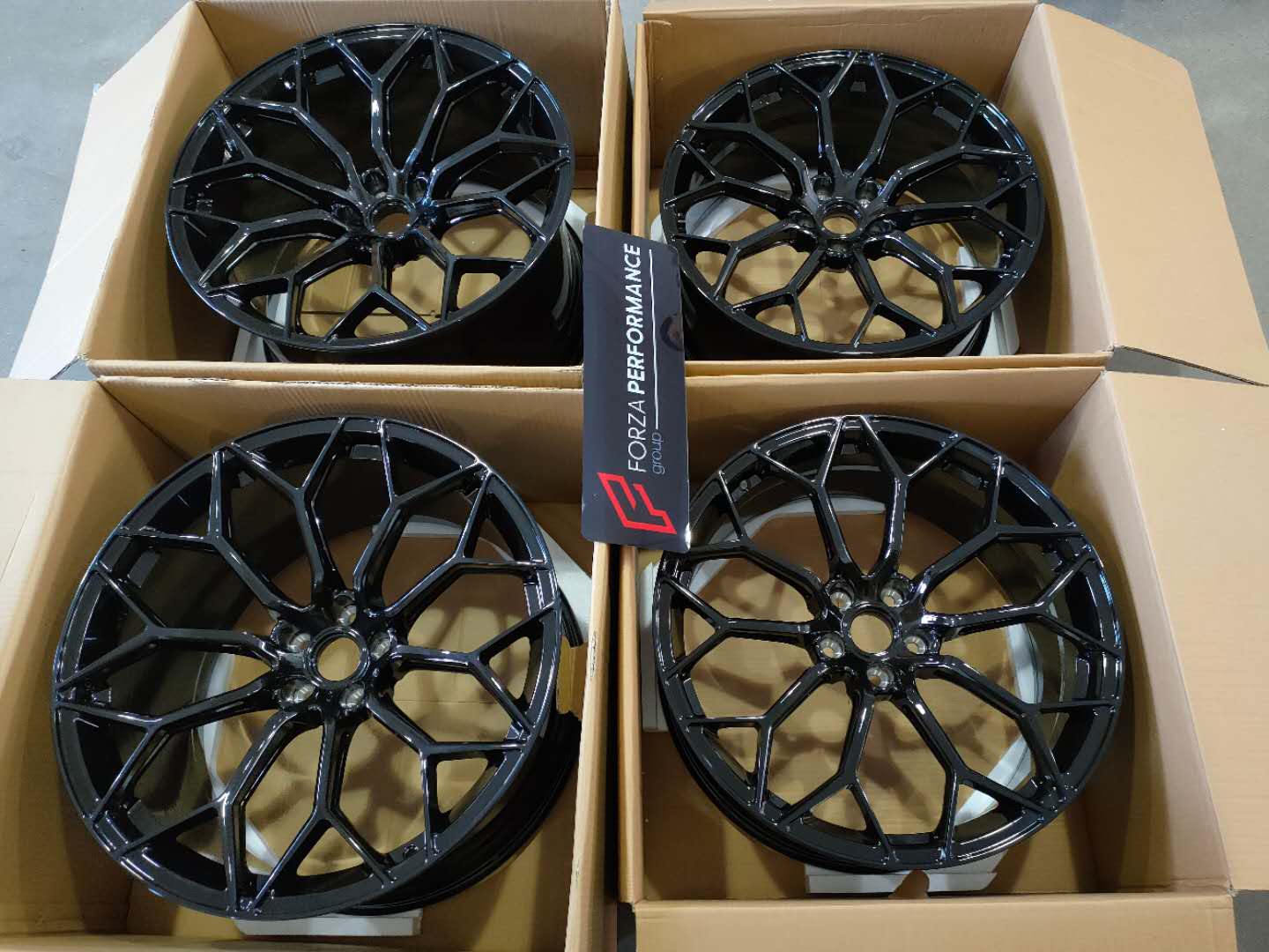 We produced premium quality forged wheels rims for LAMBORGHINI HURACAN Our wheels sizes: Front 20 x 9 ET 30 Rear 21 x 12 ET 32 Finishing: Glossy Black Forged wheels can be produced in any wheel specs by your inquiries and we can provide our specs
