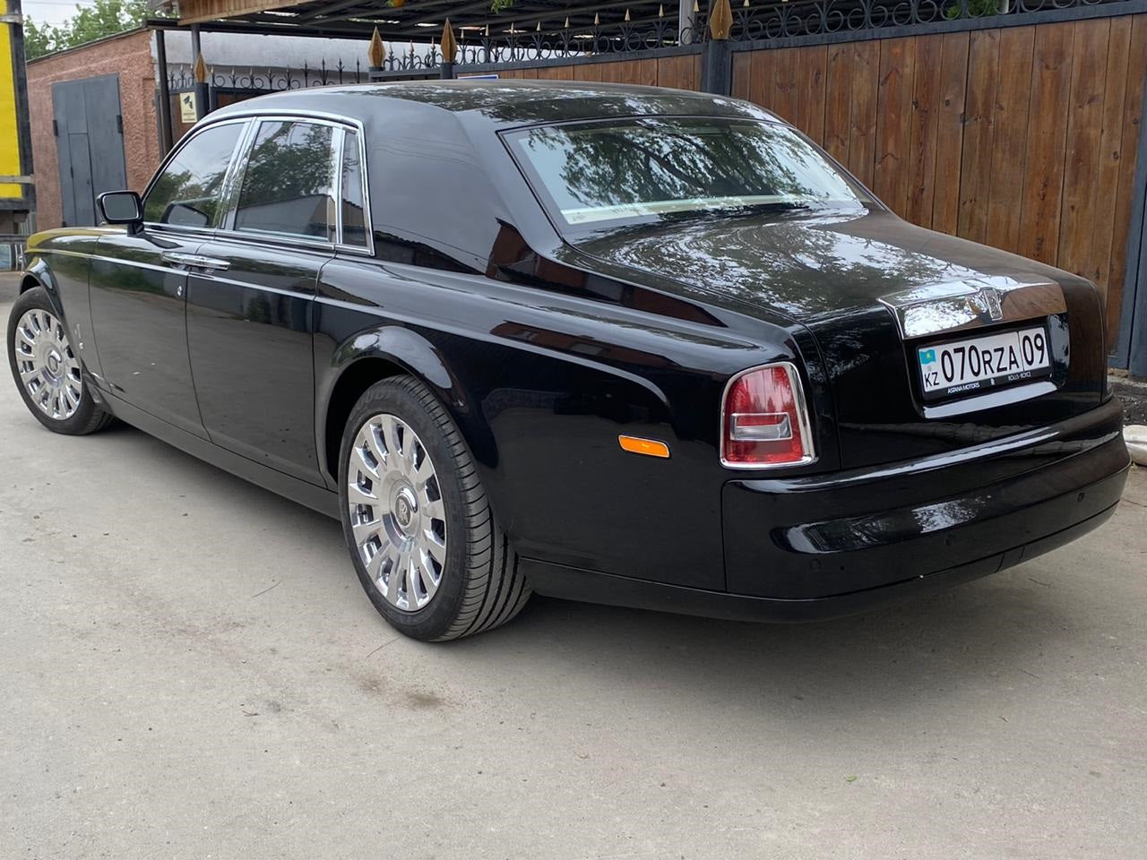 OEM We produced premium quality forged wheels rims for ROLLS ROYCE PHANTOM Our wheels sizes: Front 21 x 9.5 ET 25 Rear 21 x 10 ET 30 Finishing: Chrome Forged wheels can be produced in any wheel specs by your inquiries and we can provide our specs