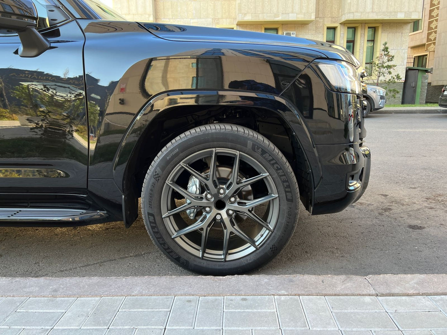 We produced premium quality forged wheels rims for LAND CRUISER 300 LC300 Our wheels sizes: 22 x 9.5 ET 45 Finishing: Gun Metal Gray Forged wheels can be produced in any wheel specs by your inquiries and we can provide our specs