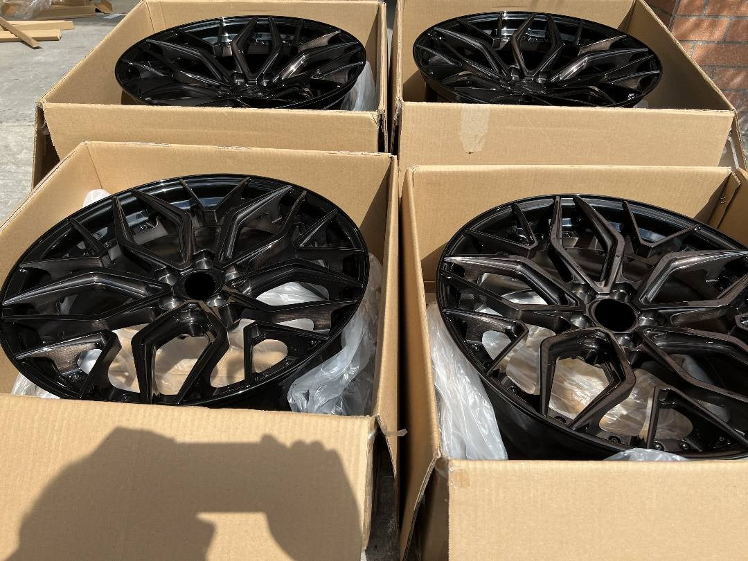 We produced premium quality forged wheels rims for LAMBORGHINI HURACAN Our wheels sizes: Front 20 x 9 ET 30 Rear 21 x 12 ET 35 Finishing: Brushed Black Forged wheels can be produced in any wheel specs by your inquiries and we can provide our specs
