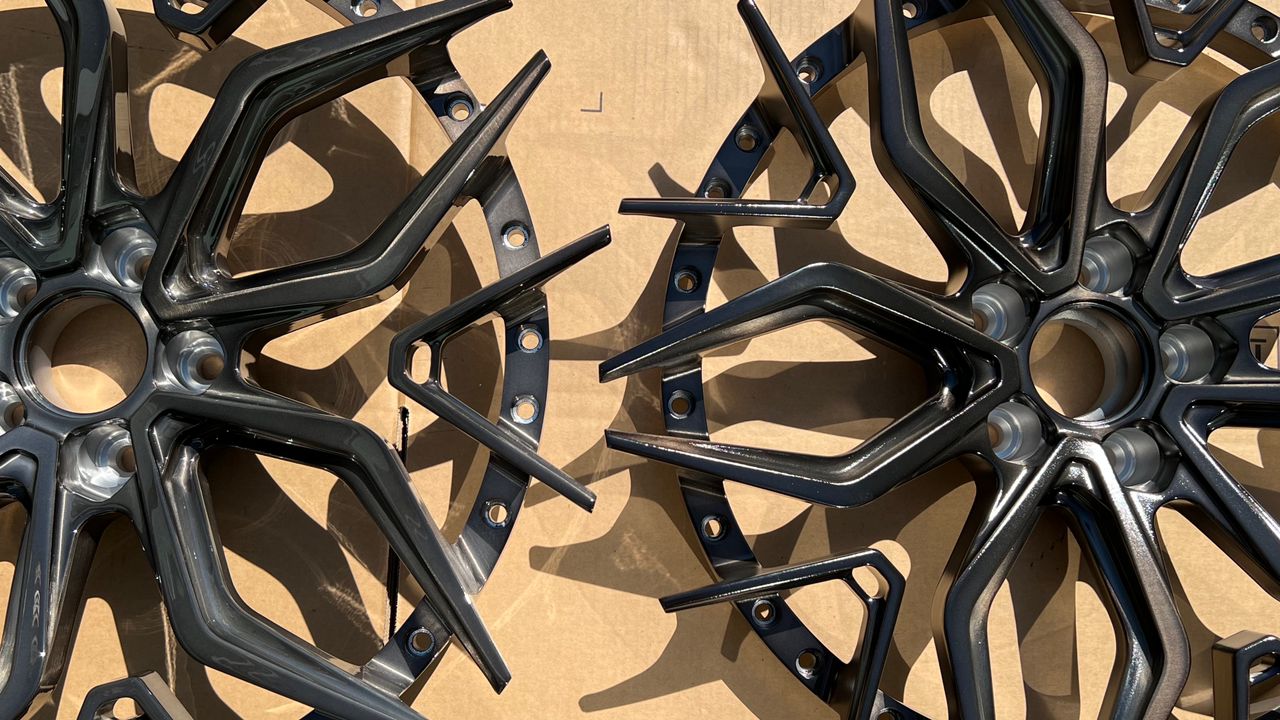 We produced premium quality forged wheels rims for LAMBORGHINI HURACAN Our wheels sizes: Front 20 x 9 ET 30 Rear 21 x 12 ET 35 Finishing: Brushed Black Forged wheels can be produced in any wheel specs by your inquiries and we can provide our specs