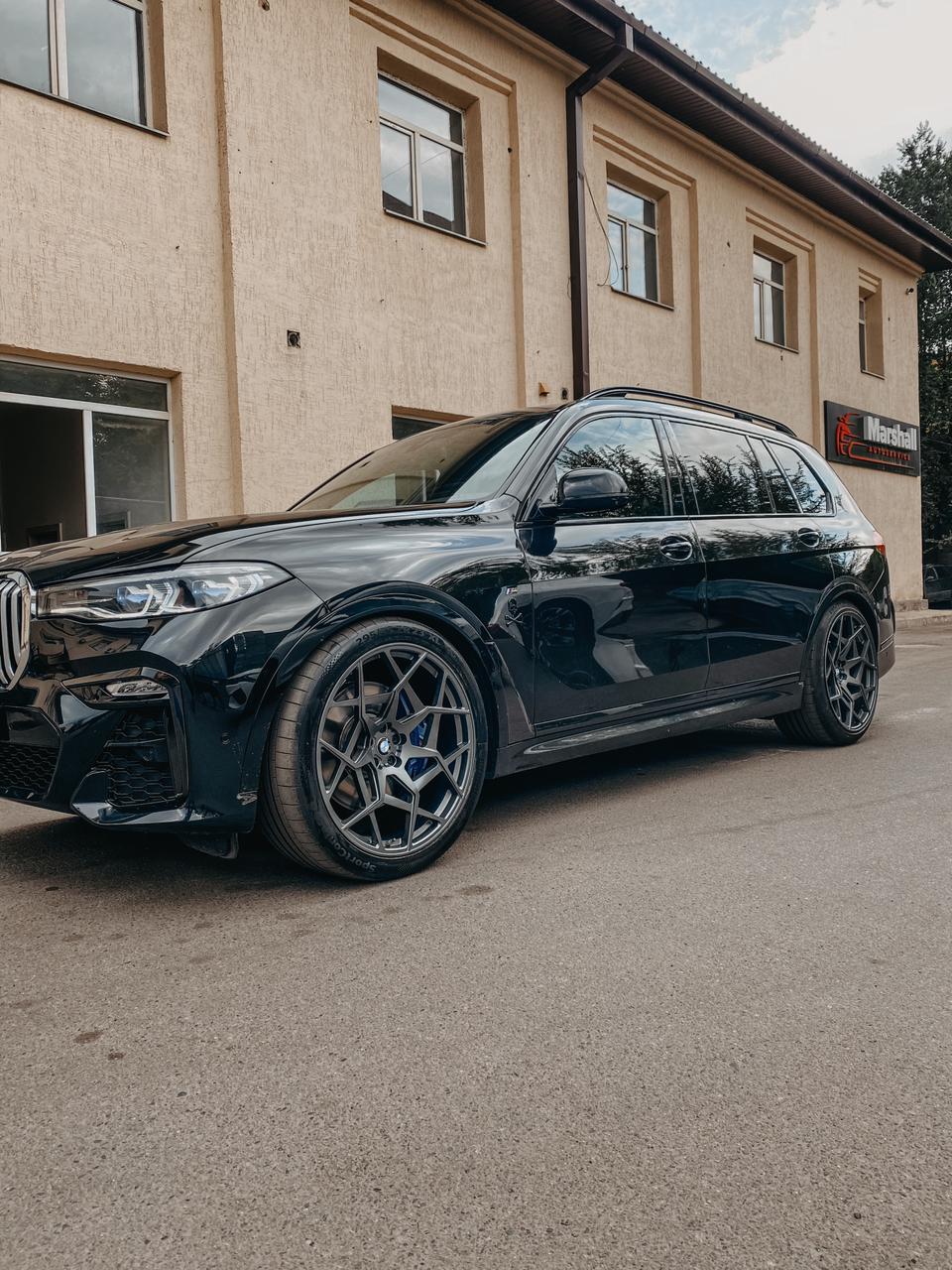 We produced premium quality forged wheels rims for BMW X7 G07 Our wheels sizes: Front 22 x 9.5 ET 22 Rear 22 x 10.5 ET 28 Finishing: Gun Metal Gray Forged wheels can be produced in any wheel specs by your inquiries and we can provide our specs