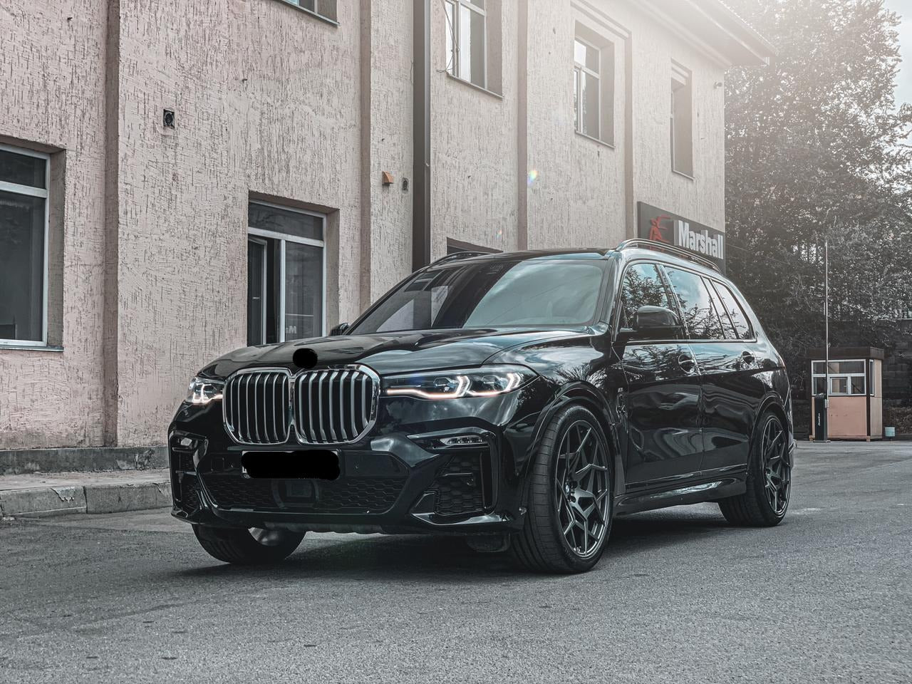 We produced premium quality forged wheels rims for BMW X7 G07 Our wheels sizes: Front 22 x 9.5 ET 22 Rear 22 x 10.5 ET 28 Finishing: Gun Metal Gray Forged wheels can be produced in any wheel specs by your inquiries and we can provide our specs