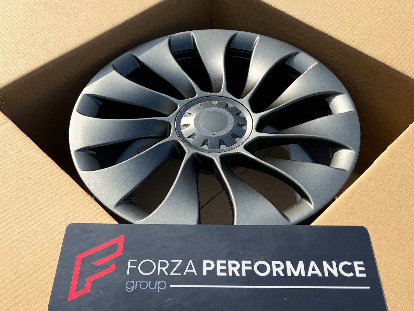 عجلات مزورة بتصميم جديد لسيارة Tesla Model 3 YXS Plaid