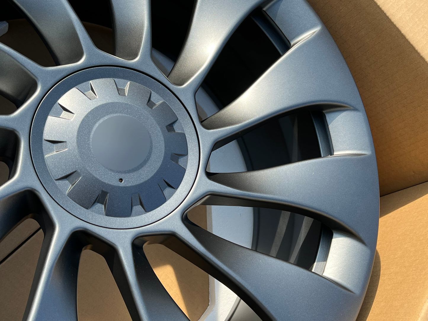 عجلات مزورة بتصميم جديد لسيارة Tesla Model 3 YXS Plaid