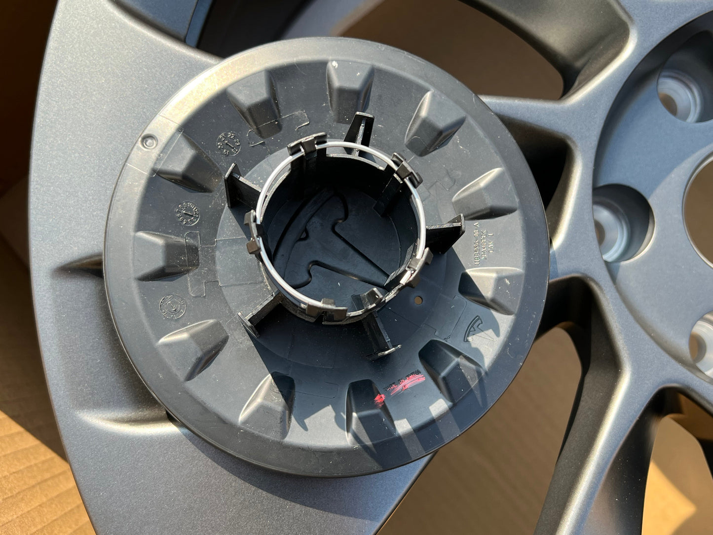 عجلات مزورة بتصميم جديد لسيارة Tesla Model 3 YXS Plaid