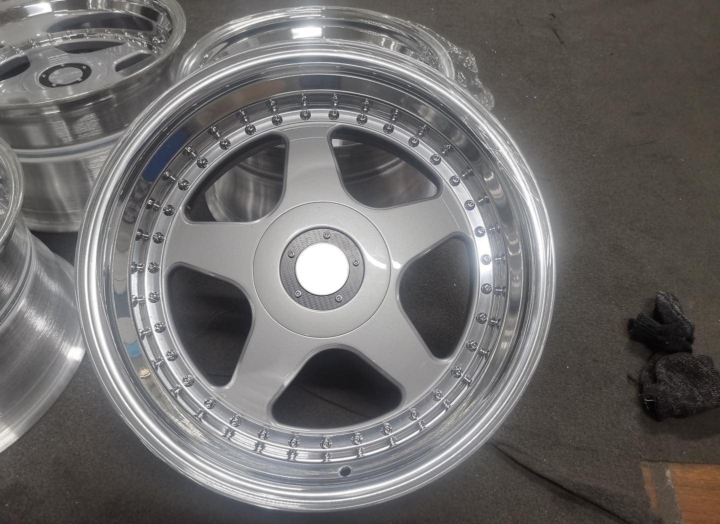 305 عجلات مطروقة مكونة من 3 قطع لسيارة فيراري 550 مارانيلو 360 مودينا F40 575M