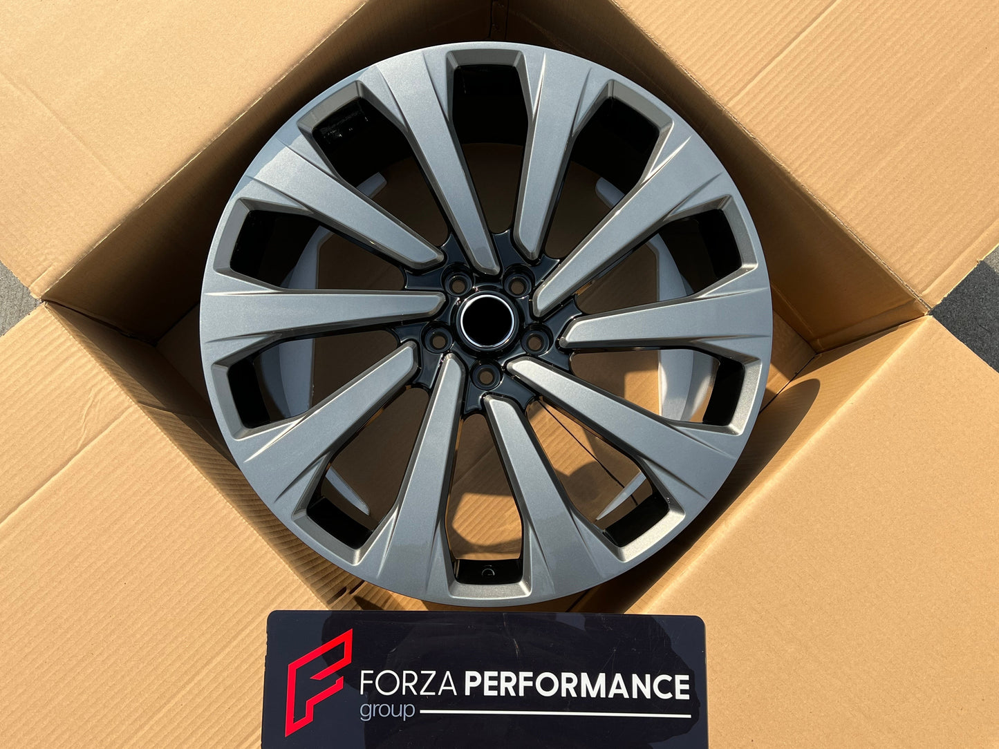 We manufacture premium quality forged wheels rims for LAND ROVER RANGE ROVER AUTOBIOGRAPHY L460 GUNMETAL in any design, size, color. Wheels size: in 24 x 9.5 ET 42.5 in 23 x 9.5 ET 42.5 PCD: 5 X 120 CB: 72.6 Forged wheels can be produced in any wheel specs by your inquiries and we can provide our specs