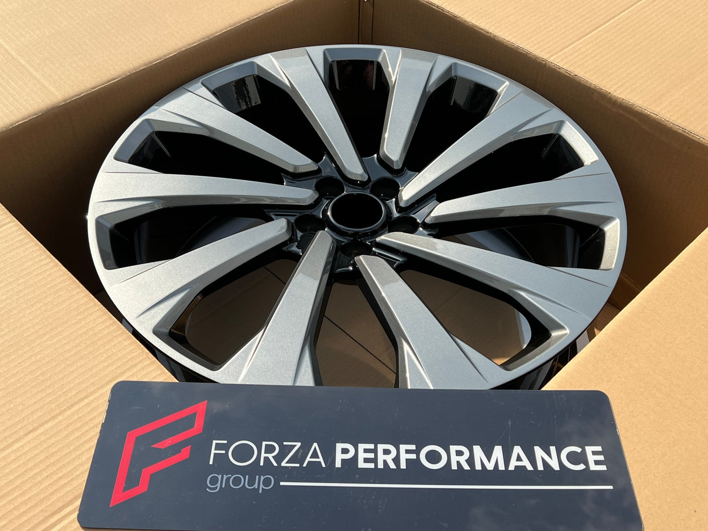 We manufacture premium quality forged wheels rims for LAND ROVER RANGE ROVER AUTOBIOGRAPHY L460 GUNMETAL in any design, size, color. Wheels size: in 24 x 9.5 ET 42.5 in 23 x 9.5 ET 42.5 PCD: 5 X 120 CB: 72.6 Forged wheels can be produced in any wheel specs by your inquiries and we can provide our specs