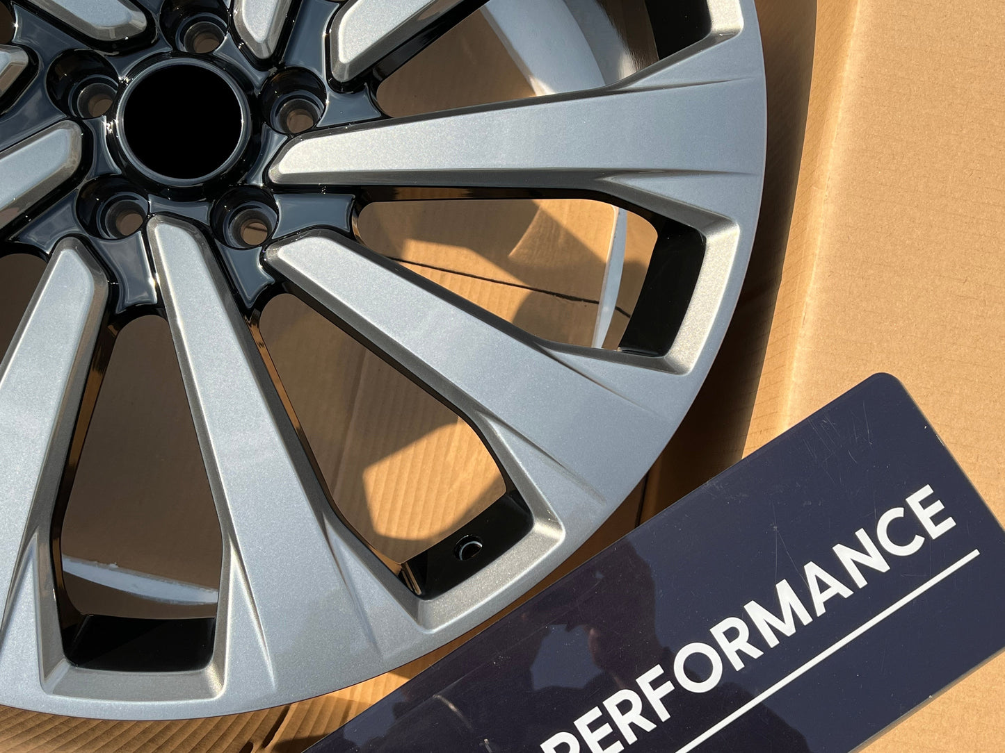 We manufacture premium quality forged wheels rims for LAND ROVER RANGE ROVER AUTOBIOGRAPHY L460 GUNMETAL in any design, size, color. Wheels size: in 24 x 9.5 ET 42.5 in 23 x 9.5 ET 42.5 PCD: 5 X 120 CB: 72.6 Forged wheels can be produced in any wheel specs by your inquiries and we can provide our specs