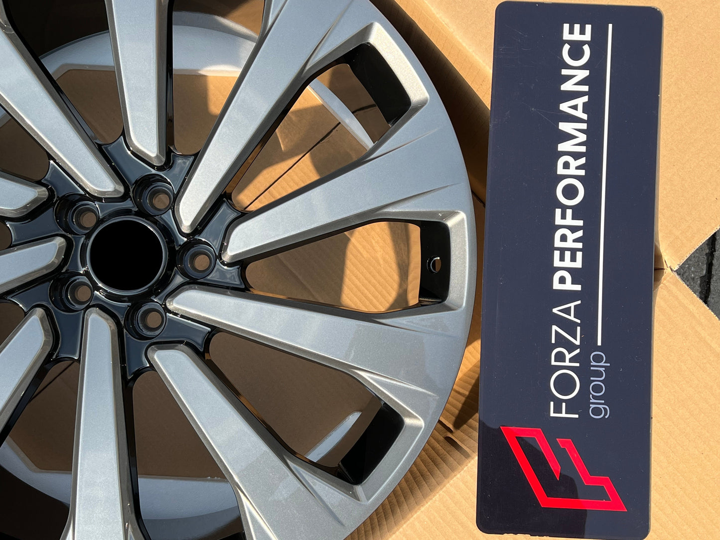 We manufacture premium quality forged wheels rims for LAND ROVER RANGE ROVER AUTOBIOGRAPHY L460 GUNMETAL in any design, size, color. Wheels size: in 24 x 9.5 ET 42.5 in 23 x 9.5 ET 42.5 PCD: 5 X 120 CB: 72.6 Forged wheels can be produced in any wheel specs by your inquiries and we can provide our specs