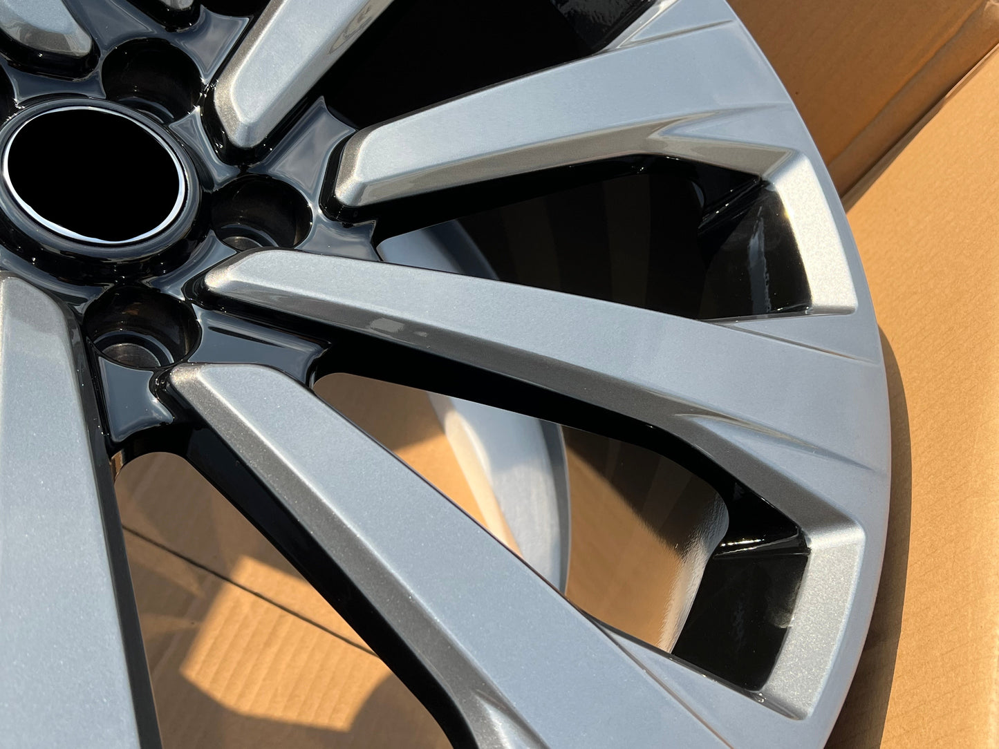 We manufacture premium quality forged wheels rims for LAND ROVER RANGE ROVER AUTOBIOGRAPHY L460 GUNMETAL in any design, size, color. Wheels size: in 24 x 9.5 ET 42.5 in 23 x 9.5 ET 42.5 PCD: 5 X 120 CB: 72.6 Forged wheels can be produced in any wheel specs by your inquiries and we can provide our specs