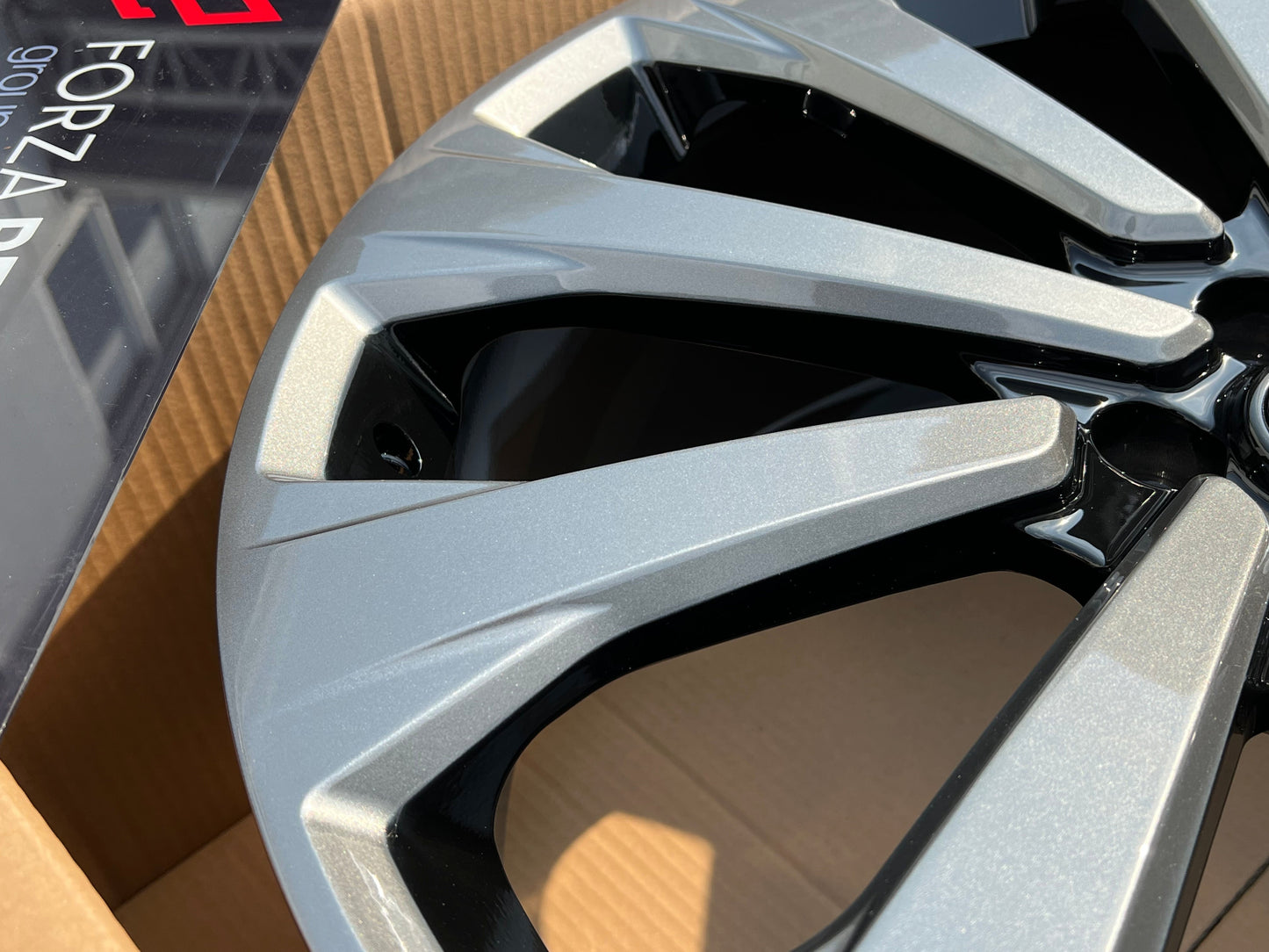 We manufacture premium quality forged wheels rims for LAND ROVER RANGE ROVER AUTOBIOGRAPHY L460 GUNMETAL in any design, size, color. Wheels size: in 24 x 9.5 ET 42.5 in 23 x 9.5 ET 42.5 PCD: 5 X 120 CB: 72.6 Forged wheels can be produced in any wheel specs by your inquiries and we can provide our specs