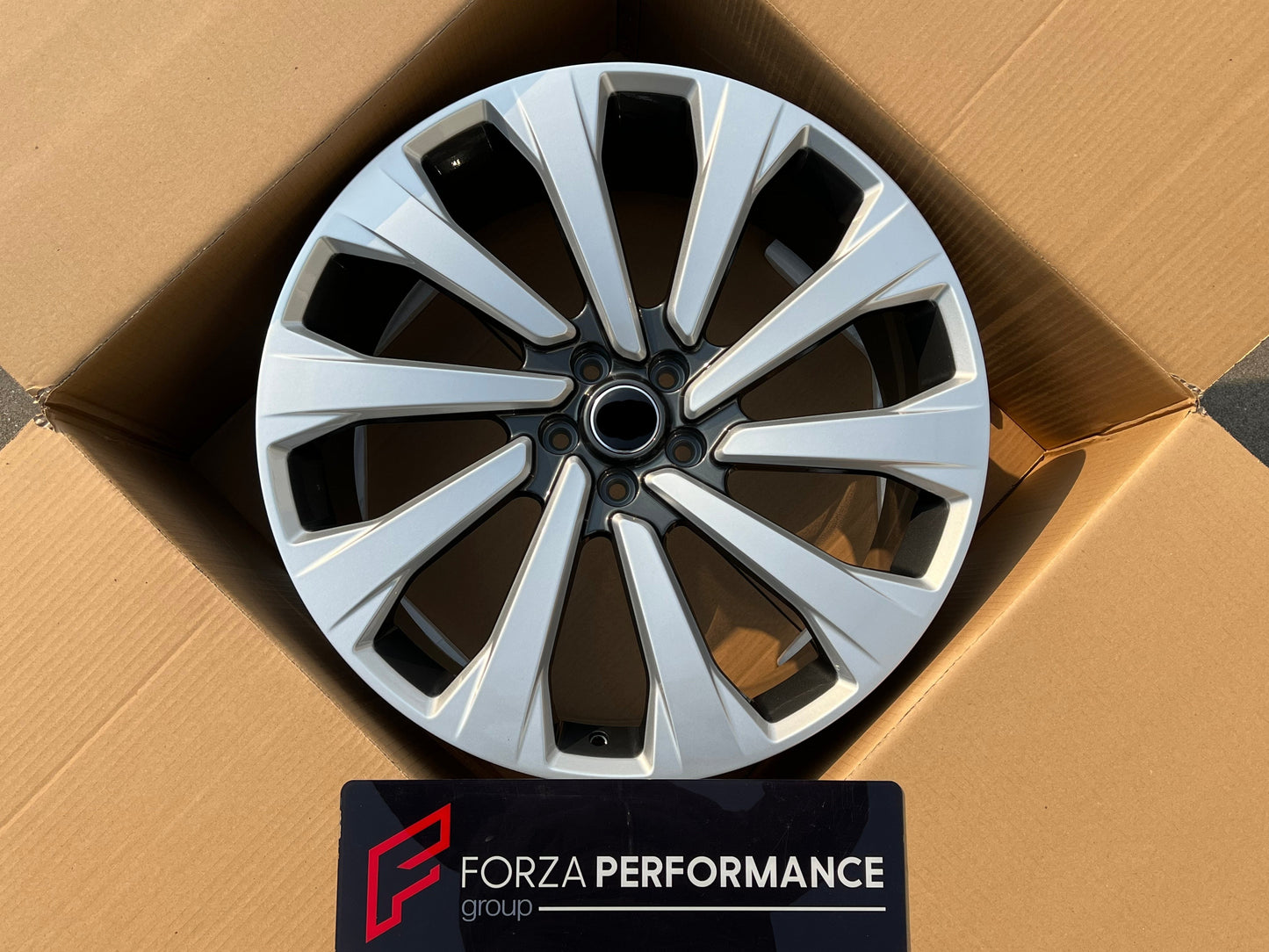 We manufacture premium quality forged wheels rims for LAND ROVER RANGE ROVER AUTOBIOGRAPHY L460 SILVER GUNMETAL in any design, size, color. Wheels size: in 24 x 9.5 ET 42.5 in 23 x 9.5 ET 42.5 PCD: 5 X 120 CB: 72.6 Forged wheels can be produced in any wheel specs by your inquiries and we can provide our specs