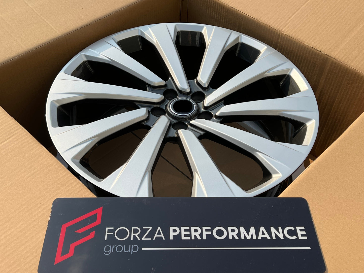 We manufacture premium quality forged wheels rims for LAND ROVER RANGE ROVER AUTOBIOGRAPHY L460 SILVER GUNMETAL in any design, size, color. Wheels size: in 24 x 9.5 ET 42.5 in 23 x 9.5 ET 42.5 PCD: 5 X 120 CB: 72.6 Forged wheels can be produced in any wheel specs by your inquiries and we can provide our specs