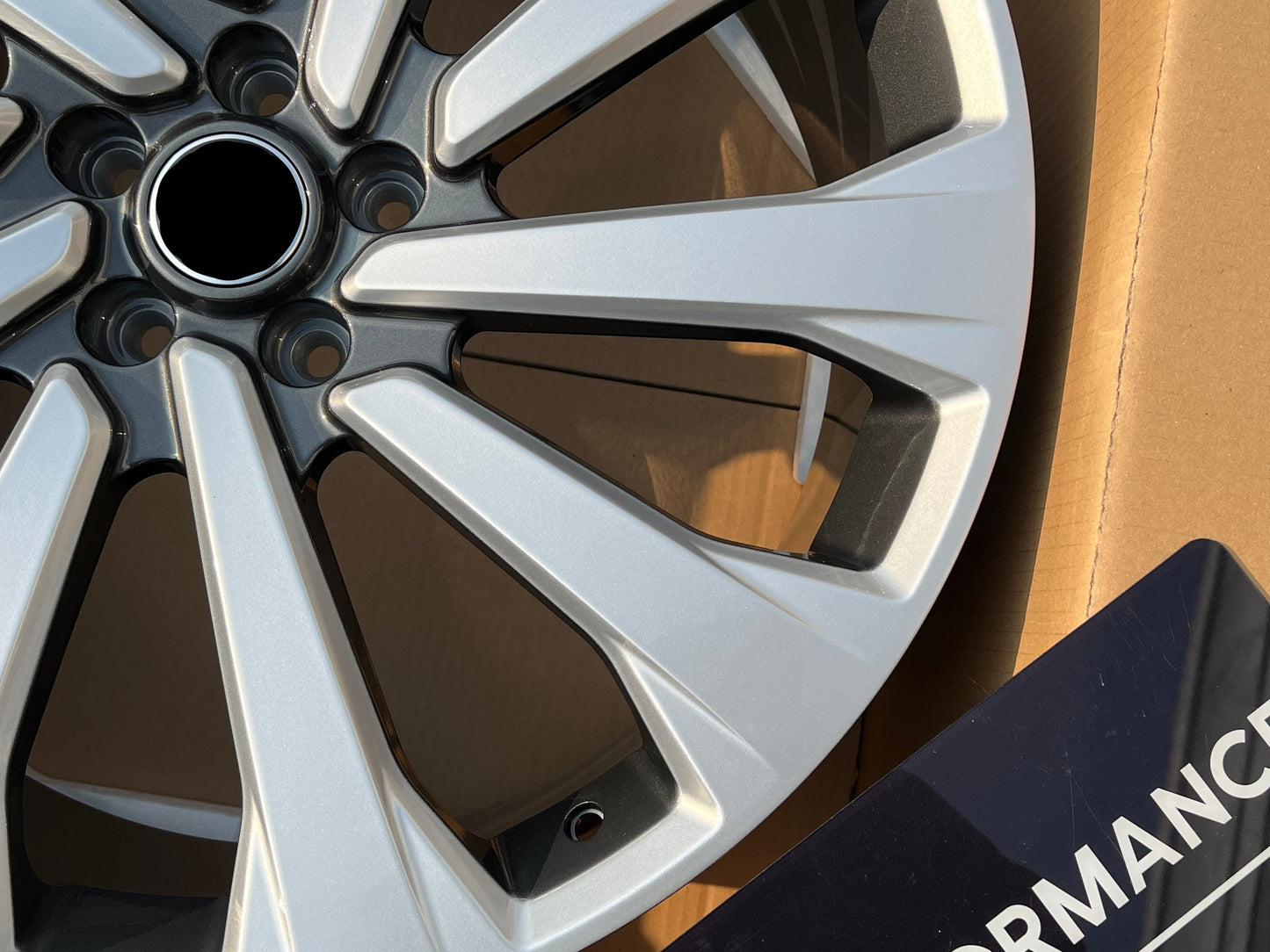 We manufacture premium quality forged wheels rims for LAND ROVER RANGE ROVER AUTOBIOGRAPHY L460 SILVER GUNMETAL in any design, size, color. Wheels size: in 24 x 9.5 ET 42.5 in 23 x 9.5 ET 42.5 PCD: 5 X 120 CB: 72.6 Forged wheels can be produced in any wheel specs by your inquiries and we can provide our specs