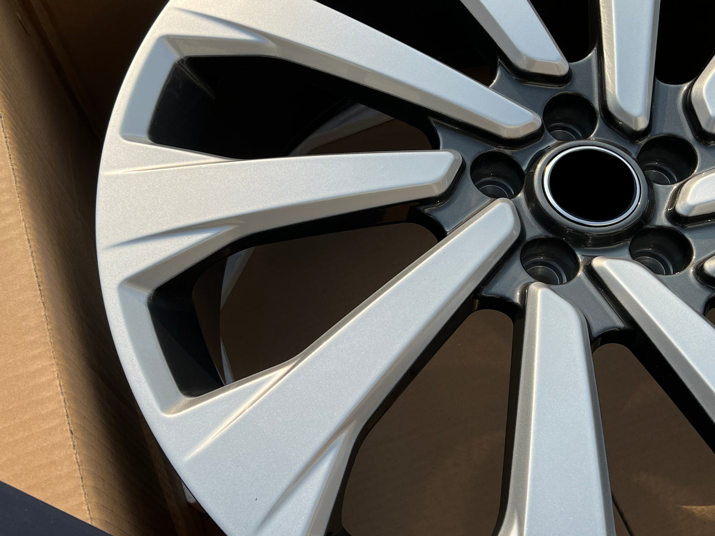 We manufacture premium quality forged wheels rims for LAND ROVER RANGE ROVER AUTOBIOGRAPHY L460 SILVER GUNMETAL in any design, size, color. Wheels size: in 24 x 9.5 ET 42.5 in 23 x 9.5 ET 42.5 PCD: 5 X 120 CB: 72.6 Forged wheels can be produced in any wheel specs by your inquiries and we can provide our specs