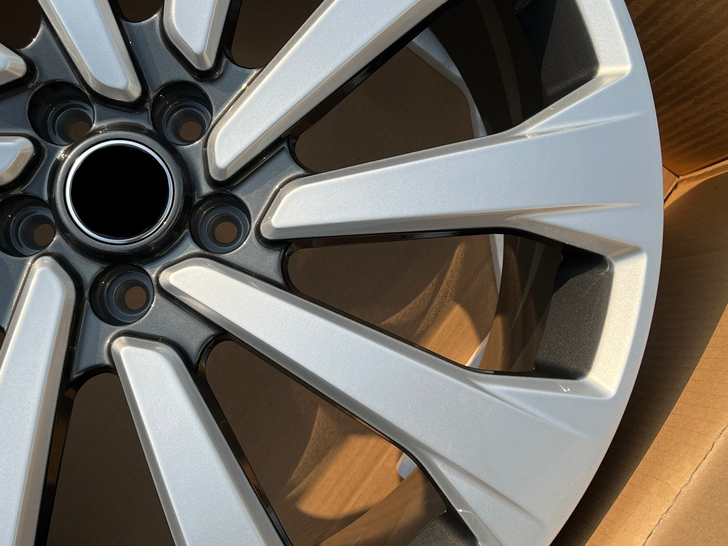 We manufacture premium quality forged wheels rims for LAND ROVER RANGE ROVER AUTOBIOGRAPHY L460 SILVER GUNMETAL in any design, size, color. Wheels size: in 24 x 9.5 ET 42.5 in 23 x 9.5 ET 42.5 PCD: 5 X 120 CB: 72.6 Forged wheels can be produced in any wheel specs by your inquiries and we can provide our specs