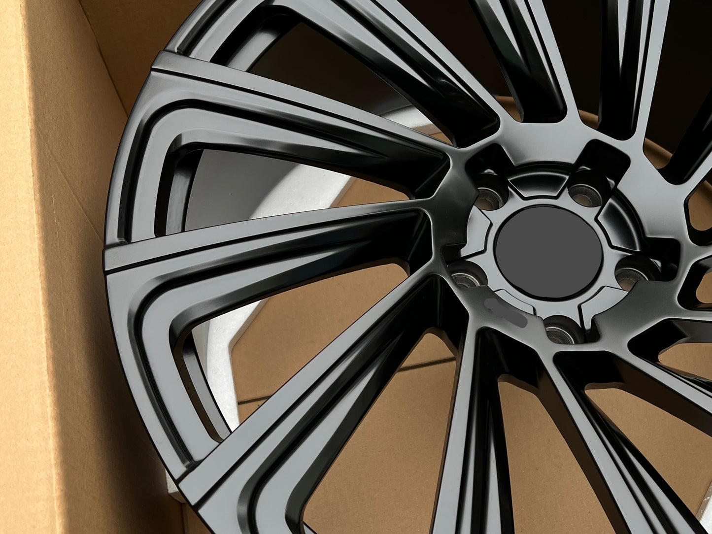 VOSSEN UV-3 We manufacture premium quality forged wheels rims for LAND ROVER RANGE ROVER AUTOBIOGRAPHY L460 BLACK MATT in any design, size, color. Wheels size: in 24 x 9.5 ET 42.5 in 23 x 9.5 ET 42.5 PCD: 5 X 120 CB: 72.6 Forged wheels can be produced in any wheel specs by your inquiries and we can provide our specs
