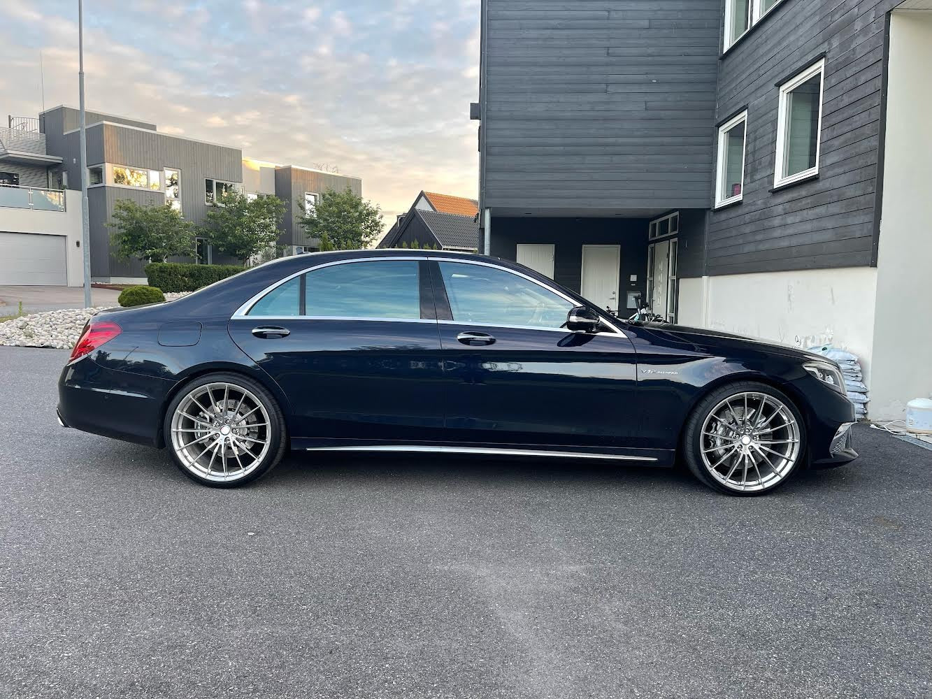 P103 We produced premium quality forged wheels rims for MERCEDES BENZ S CLASS W222 Our wheels sizes: Front 22 x 9 ET 31 Rear 22 x 10 ET 35 Finishing: Polished Forged wheels can be produced in any wheel specs by your inquiries and we can provide our specs